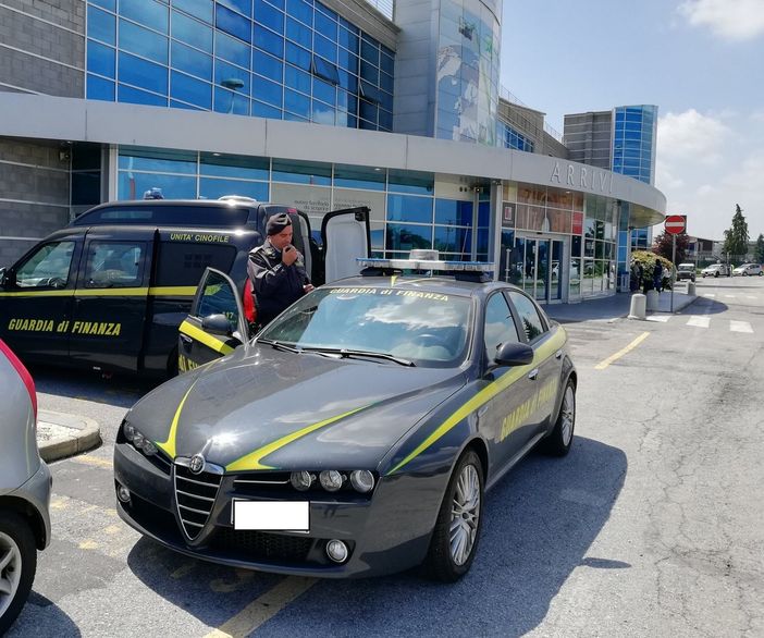 I controlli della Finanza all'aeroporto di Levaldigi