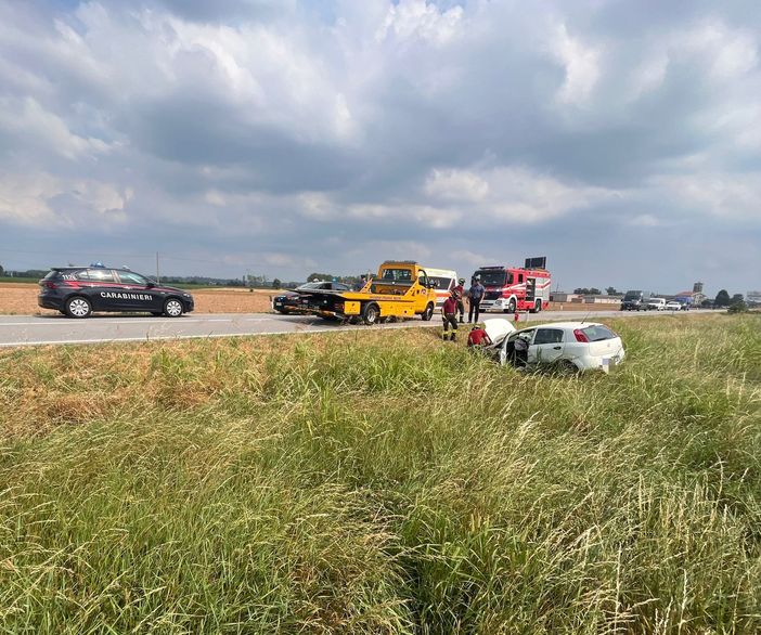 Incidente stradale a Trinità sulla statale 28, auto finisce in un campo: tre feriti in ospedale