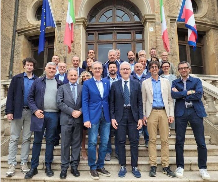 Gli Amministratori comunali che hanno firmato la costituzione della CER Roero, il 14 maggio scorso a Bra Gli Amministratori comunali che hanno firmato la costituzione della CER Roero, il 14 maggio scorso a Bra