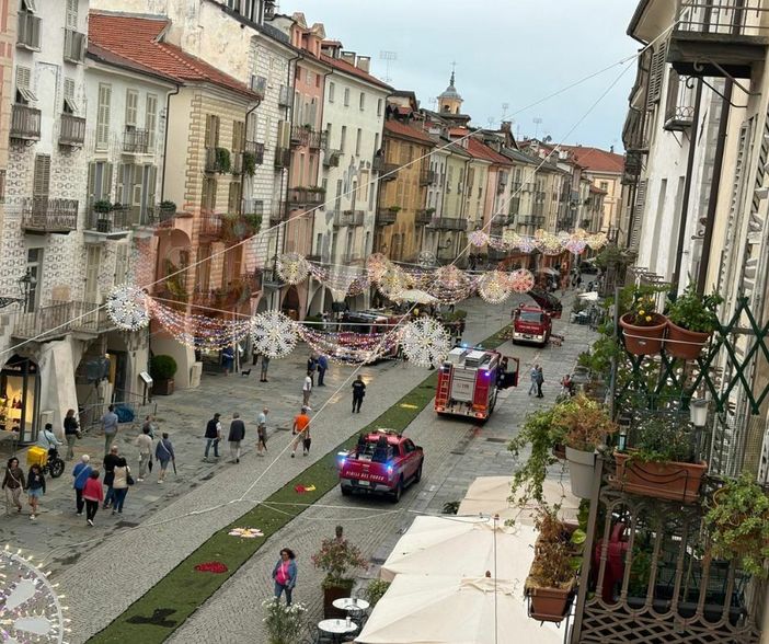 Maltempo, vigili del fuoco in via Roma per rimuovere alcune luminarie pericolanti [VIDEO]