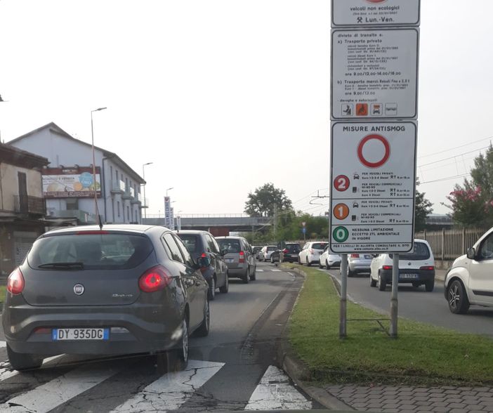 L'ingresso cittadino del "rondò", uno degli accessi alla Ztl ambientale albese