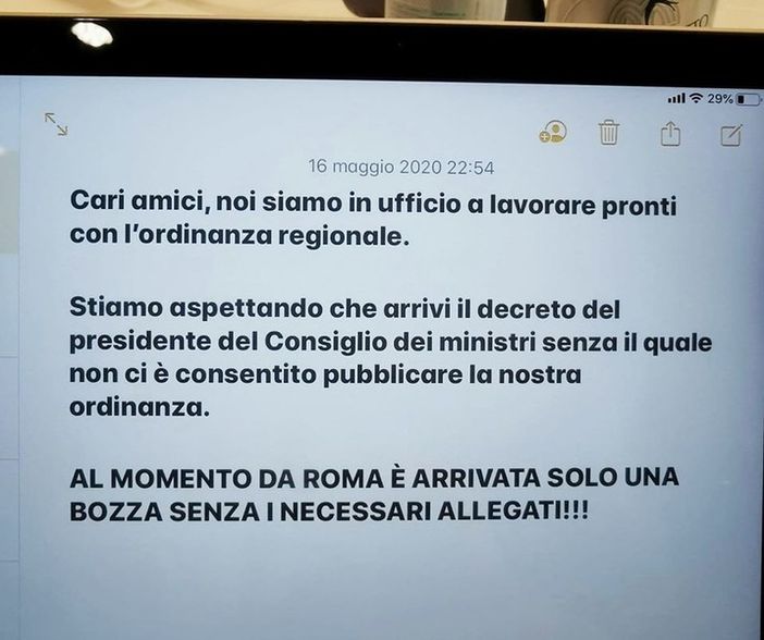 Il messaggio postato dal governatore lombardo Fontana, con le parole scritte sul suo pc e indirizzate a Roma, prima dell'accordo raggiunto nella notte