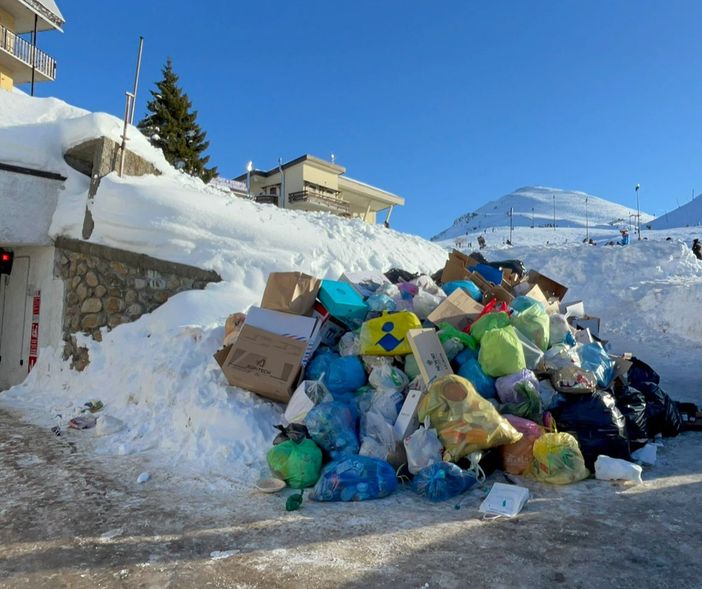 Rifiuti ammassati tra i condomini di Prato Nevoso