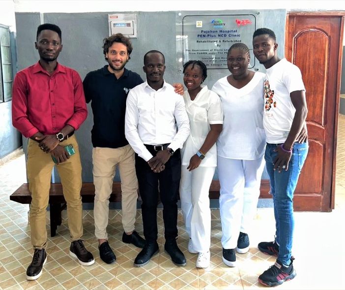Giacomo Marro con lo staff al lavoro nella clinica PEN-Plus di Pujehun, in Sierra Leone
