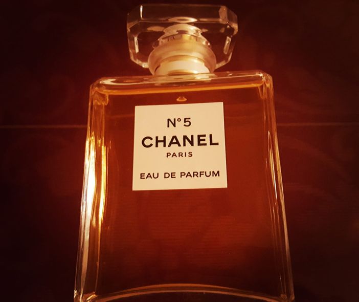 Boccettino del profumo iconico Chanel N°5