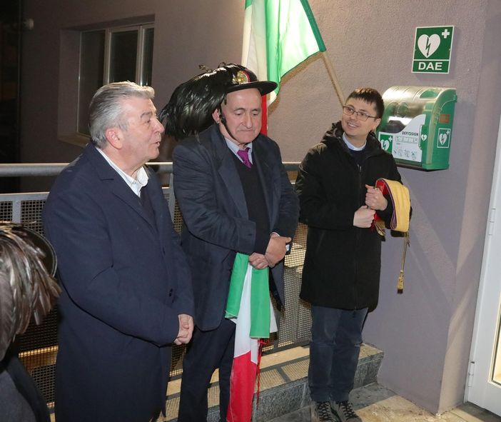 Dogliani, l'associazione Bersaglieri dona un defibrillatore