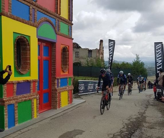 Ciclismo: la Bra Bra torna e passa dalla Cappella del Barolo