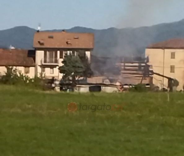 Incendio a Villanova: in fiamme un fienile a Roracco Incendio a Villanova: in fiamme un fienile a Roracco