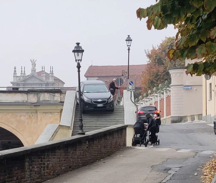 Bra, finisce con l’auto giù dalla scalinata che porta sull'ala della Rocca