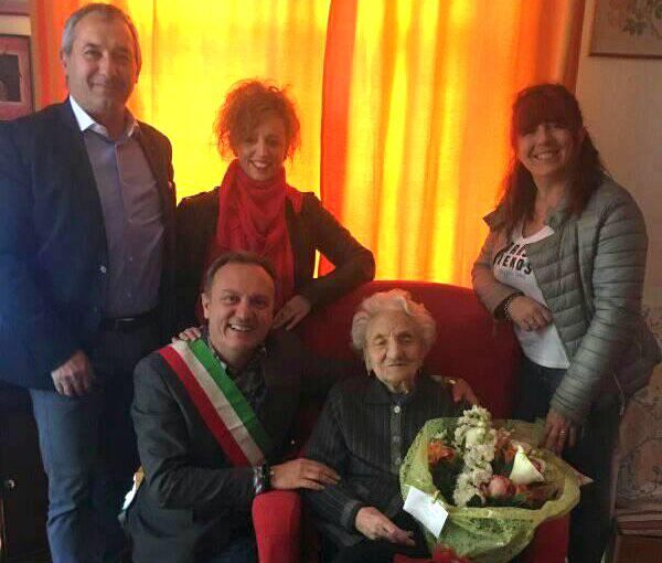 Un'immagine di un anno fa: Erminia Bianchini accoglie la visita del sindaco Ezio Cardinale e degli amministratori dianesi