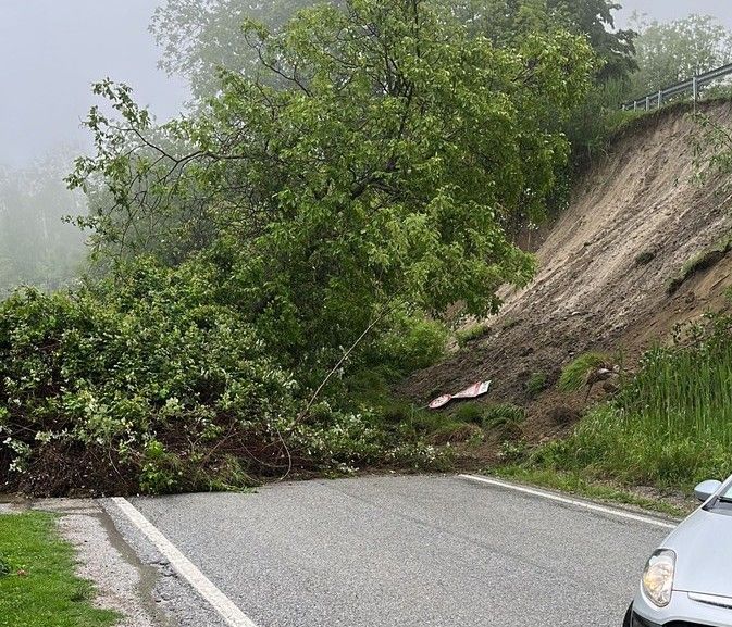 Monforte d’Alba, frana coinvolge auto sulla strada per Perno [FOTO]