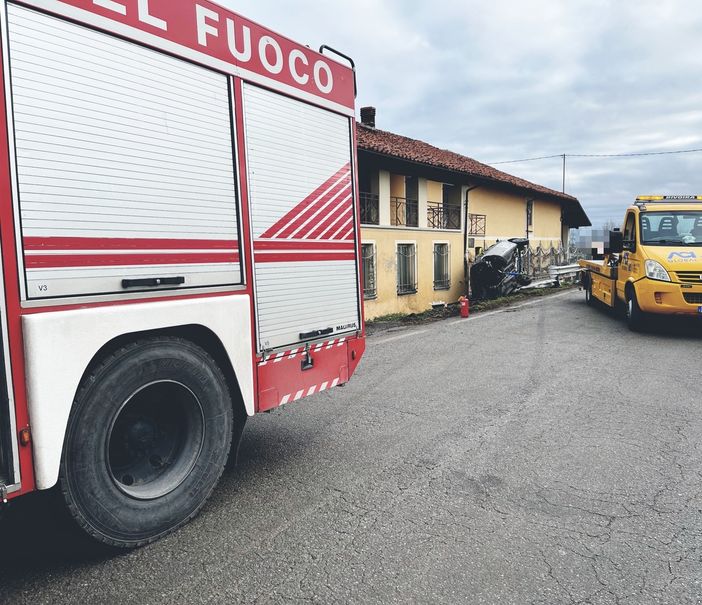Auto si ribalta e finisce contro un'abitazione in frazione Mellea di Fossano