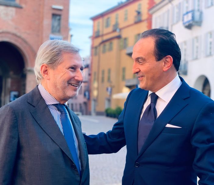 Il governatore Cirio in piazza Duomo ad Alba col commissario europeo per la programmazione finanziaria e il bilancio, l'austriaco Johannes Hahn Il governatore Cirio in piazza Duomo ad Alba col commissario europeo per la programmazione finanziaria e il bilancio, l'austriaco Johannes Hahn