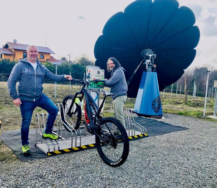 A sinistra, Francesco Beltrami accanto a una colonnina di ricarica ‘standard’ di Etraction (alimentata dall'energia green proveniente dallo SmartFlower installato tra i vigneti di Mezzomerico, nel Novarese). A sinistra, Francesco Beltrami accanto a una colonnina di ricarica ‘standard’ di Etraction (alimentata dall'energia green proveniente dallo SmartFlower installato tra i vigneti di Mezzomerico, nel Novarese).