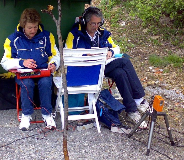 Lella Canale con il marito Richi Balbo durante un servizio di cronometraggio