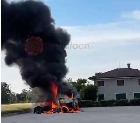 Vigili del fuoco in azione per una motrice in fiamme a Roreto di Cherasco [VIDEO]