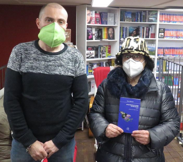 Successo a Bra per il firma-copie della poetessa Elena Bartone