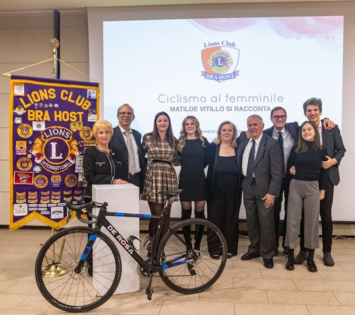 La ciclista Matilde Vitillo con i soci del Lions Club Bra