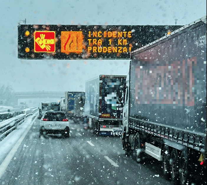 Neve e pioggia, incidenti e code tra Cuneo e Savona. La situazione sull’A6 in tempo reale [VIDEO]
