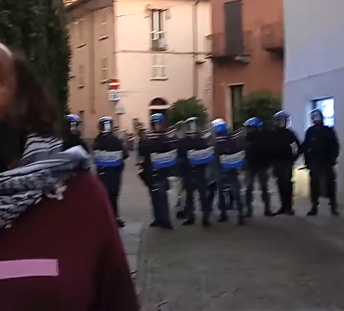 Alba, momenti di tensione tra Polizia e gruppo di manifestanti per la Palestina [VIDEO]