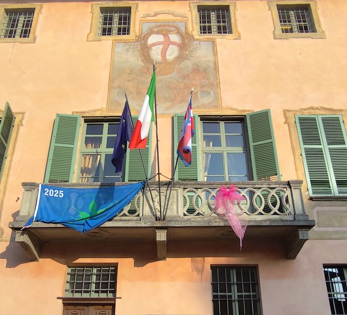 Cherasco si tinge di rosa: il Municipio con il fiocco per la prevenzione del tumore al seno