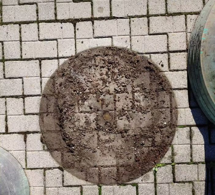 Il segno lasciato da una delle campane rubate Il segno lasciato da una delle campane rubate