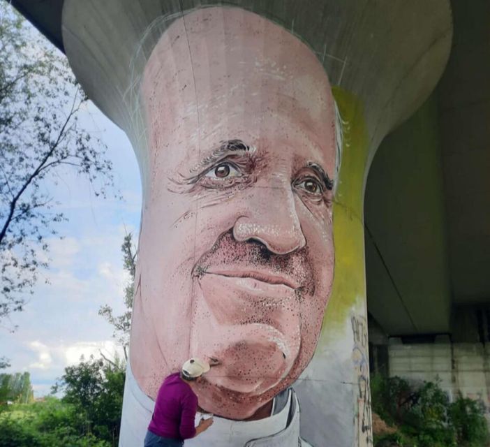 Il murale che celebra Papa Francesco