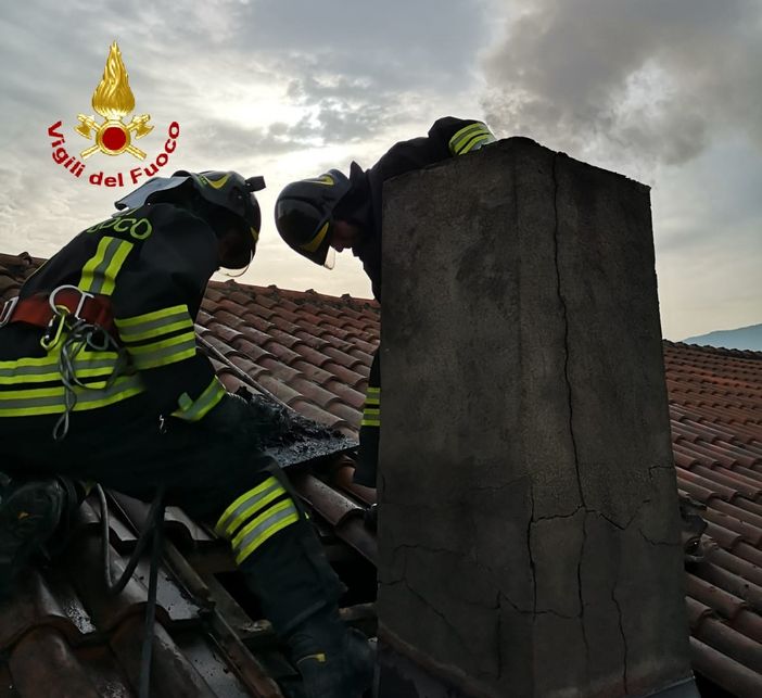 Incendio camino a Barge, intervento dei vigili del fuoco Incendio camino a Barge, intervento dei vigili del fuoco