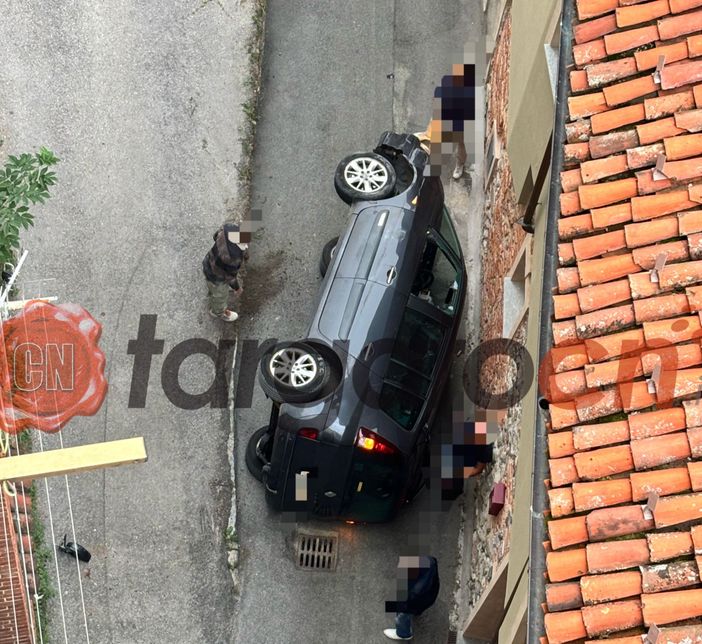 Mondovì, auto senza conducente prende velocità e si ribalta in vicolo Pizzo Mondovì, auto senza conducente prende velocità e si ribalta in vicolo Pizzo