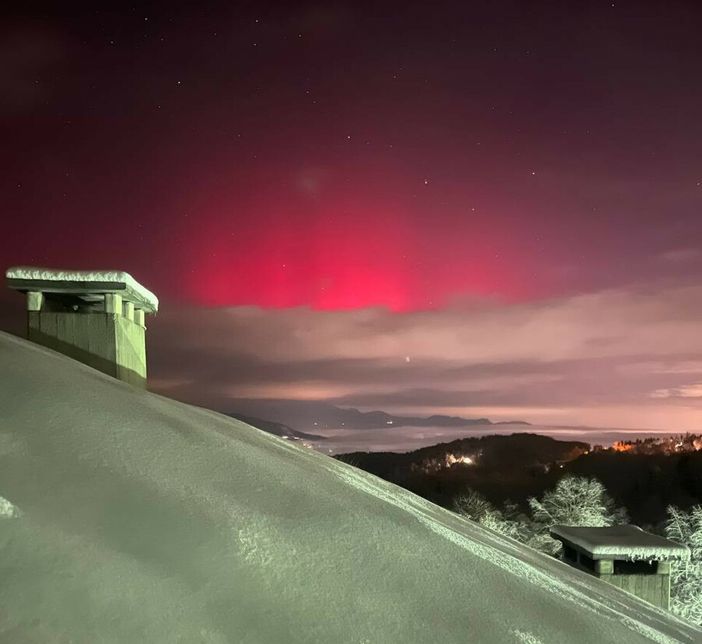Aurora boreale sulle Alpi: è "colpa" di una potentissima tempesta solare