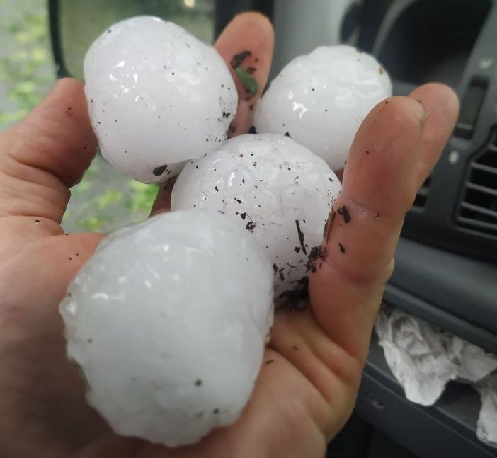 I chicchi della violenta grandinata che ha colpito Cortemilia il 6 luglio 2023 I chicchi della violenta grandinata che ha colpito Cortemilia il 6 luglio 2023