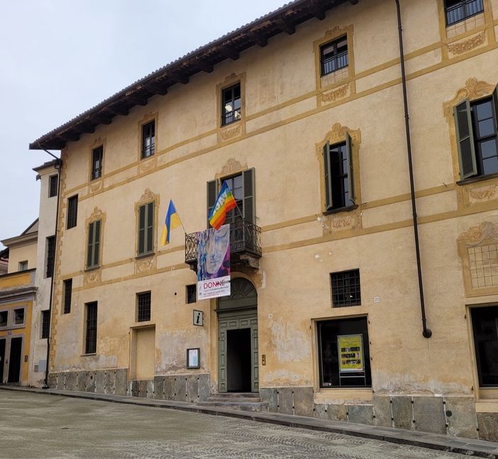Bra, bandiere dell’Ucraina e della pace esposte sul balcone di Palazzo Mathis