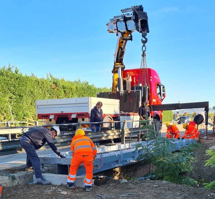 Gli ultimi lavori alla pista ciclabile che collega Alba a Grinzane Cavour sono iniziati da pochi giorni