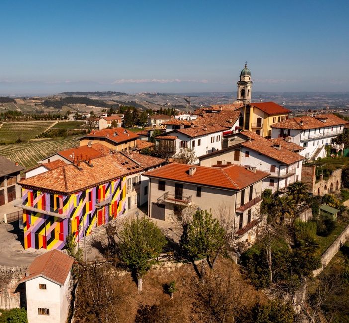 Panoramica aerea del paese di Roddino (Foto Lavezzo)
