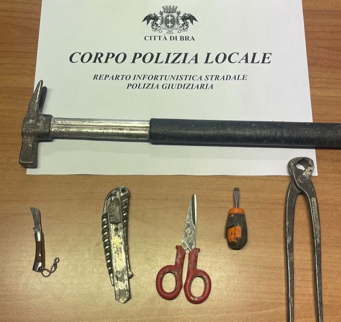 Aveva un martello, forbici e altri arnesi atti ad offendere: denunciato dalla Polizia Locale di Bra