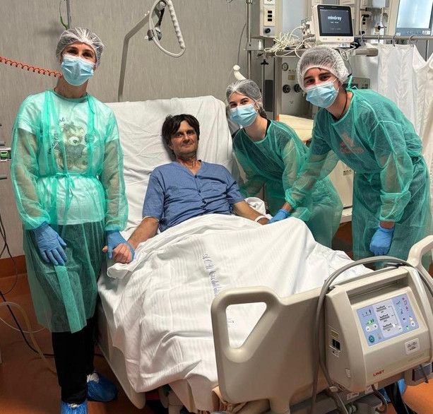 La famiglia riunita intorno al signor Martino: da sinistra, la moglie Claudia e, a destra, i figli Marianna e Massimiliano