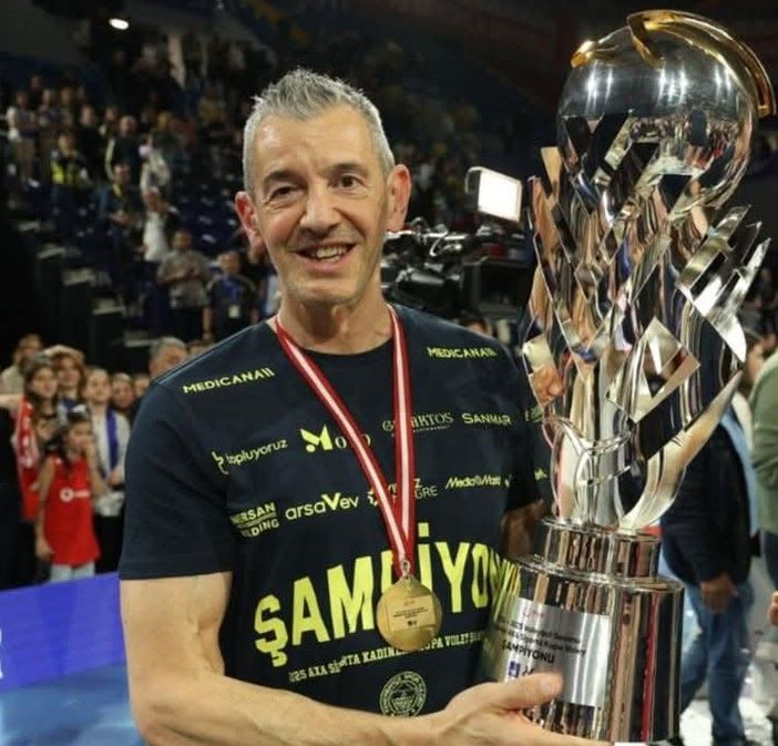 Volley Femminile – L’allenatore cuneese Marco Fenoglio ha commentato a “TIME OUT” il suo esonero del Fenerbahce: “La decisione mi ha sorpreso, ma fa parte del nostro lavoro”