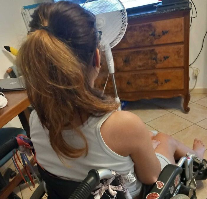 Da mesi è chiusa in casa a Fossano. La madre: "Stiamo aspettando la visita medico-legale. E' la nostra unica speranza"