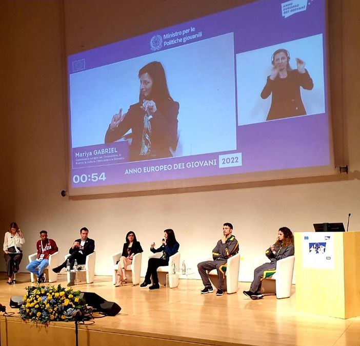 La Ministra per le politiche giovanili Fabiana Dadone durante l'incontro all'Ara Pacis La Ministra per le politiche giovanili Fabiana Dadone durante l'incontro all'Ara Pacis