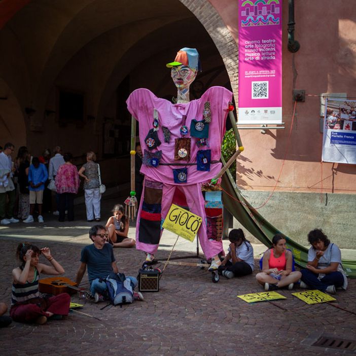 Nel marzo 2025,  la figura di Supergiù è stata protagonista della "piazzata" pubblica ad Alba