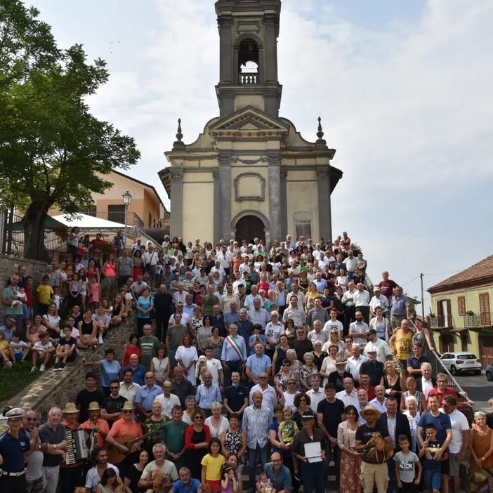 A Roddino la "Foto del secolo" che ritrae gli abitanti è stata scattata dal fotografo Fabrizio Ambrosio A Roddino la "Foto del secolo" che ritrae gli abitanti è stata scattata dal fotografo Fabrizio Ambrosio