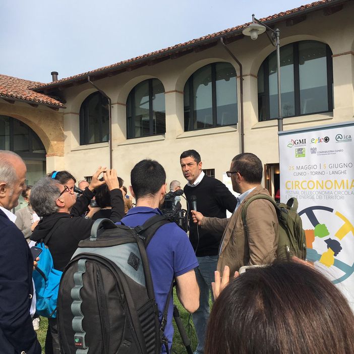 Circonomia a Pollenzo: Alessandro Gassmann premia i soci della cartiera Pirinoli di Roccavione come “Green heroes”