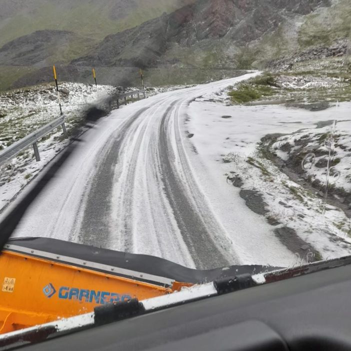 Spartineve in azione oggi al Colle dell’Agnello (foto Provincia) Spartineve in azione oggi al Colle dell’Agnello (foto Provincia)