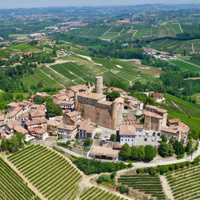 Una veduta di Castiglione Falletto e in primo piano il suo castello, nel 2018 acquistato dall'azienda vinicola dei Cavallotto Una veduta di Castiglione Falletto e in primo piano il suo castello, nel 2018 acquistato dall'azienda vinicola dei Cavallotto
