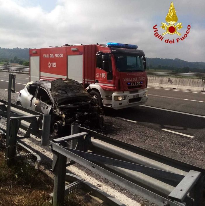 Auto in fiamme sull'Asti Cuneo: intervento di vigili del fuoco e polizia Auto in fiamme sull'Asti Cuneo: intervento di vigili del fuoco e polizia