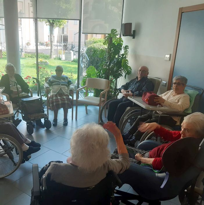 Alcuni anziani ospiti di una RSA