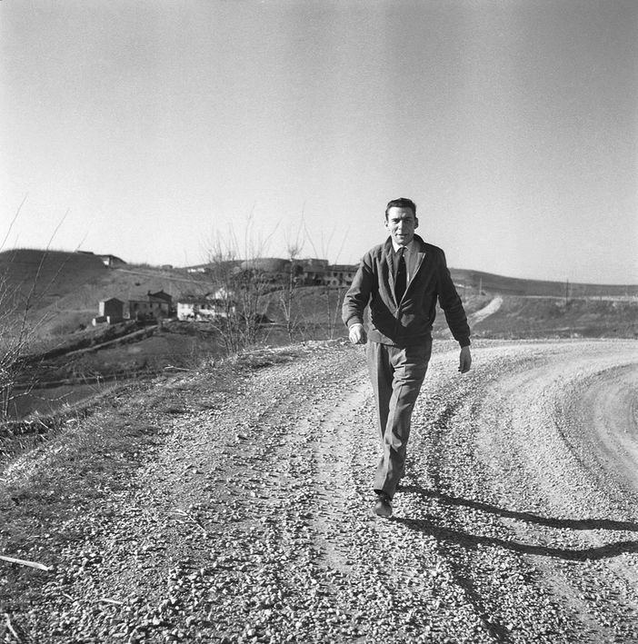 Beppe Fenoglio in un celebre scatto di Aldo (archivio Centro Studi Beppe Fenoglio, Valdivilla 1958) Beppe Fenoglio in un celebre scatto di Aldo (archivio Centro Studi Beppe Fenoglio, Valdivilla 1958)