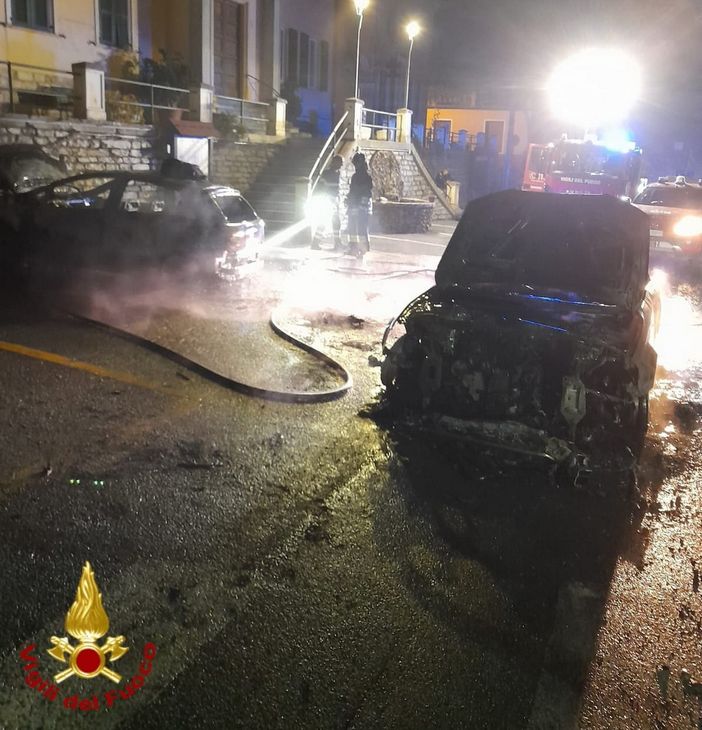 I Vigili del Fuoco in azione sulla piazza del municipio di Pornassio I Vigili del Fuoco in azione sulla piazza del municipio di Pornassio