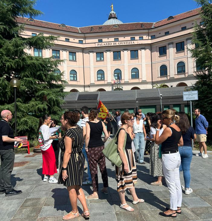 Il presidio, ieri, davanti al Tribunale di Asti