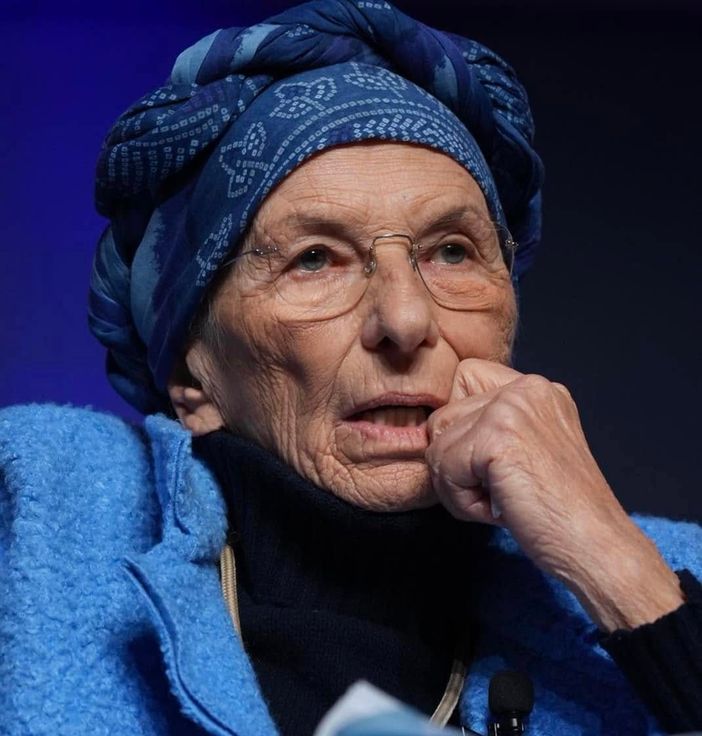 Emma Bonino, in uno scatto tratto dalla sua pagina Facebook. Sotto l'immagine che testimonia la recente visita portatale da Papa Francesco